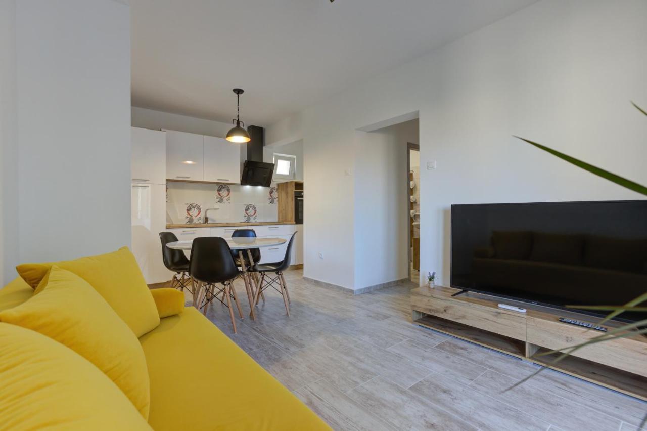 Demi Apartment Сен Екстериор снимка