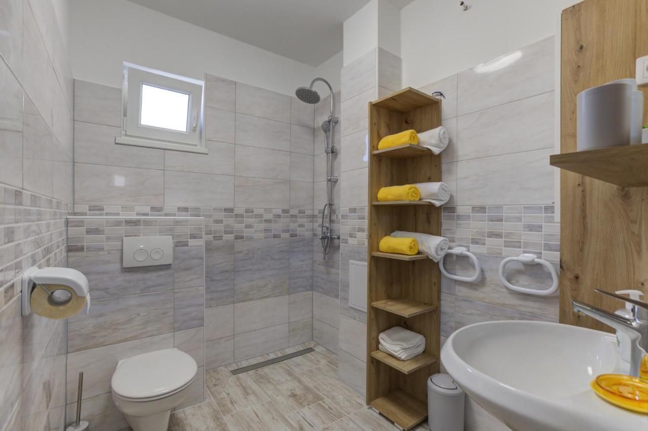 Demi Apartment Сен Екстериор снимка