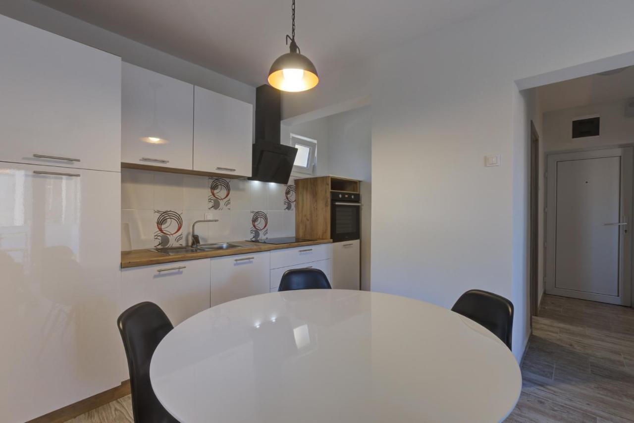 Demi Apartment Сен Екстериор снимка