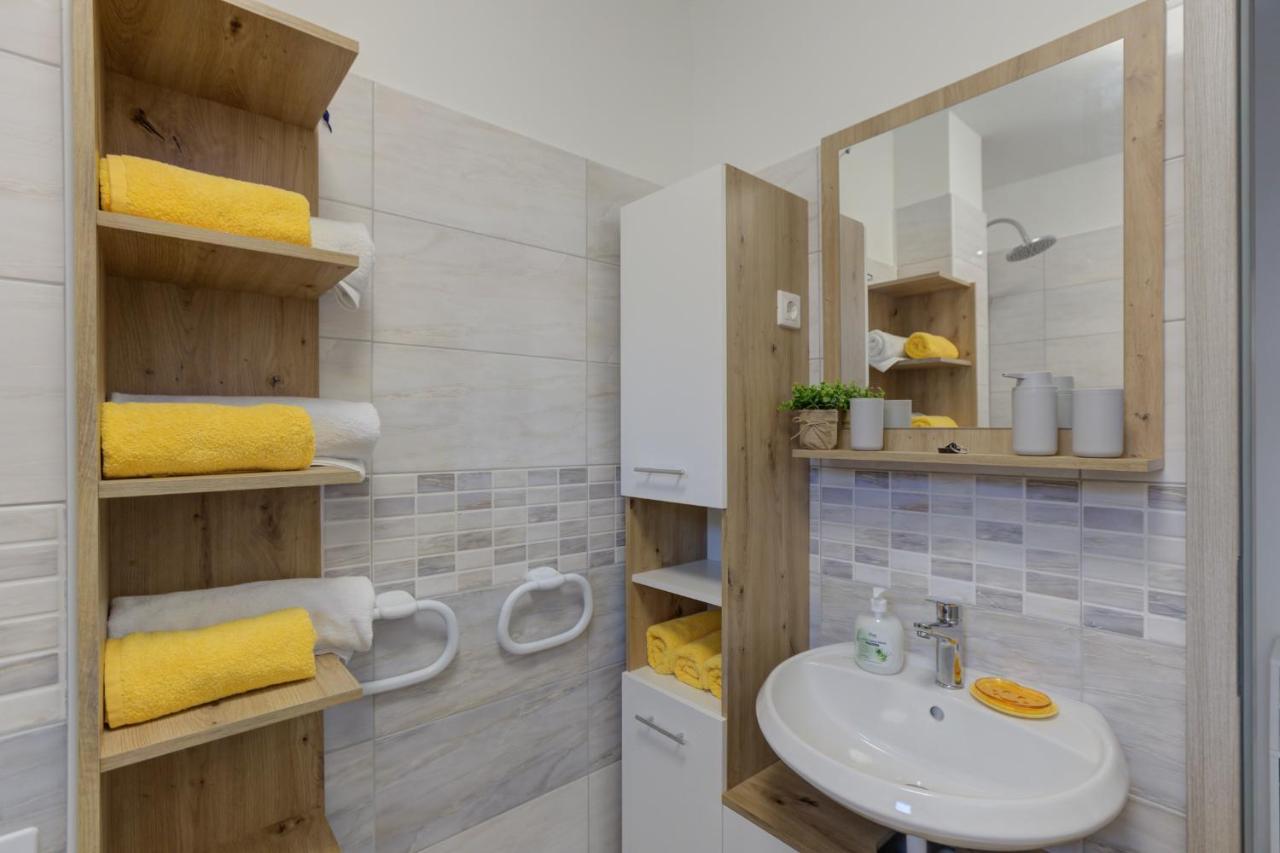 Demi Apartment Сен Екстериор снимка
