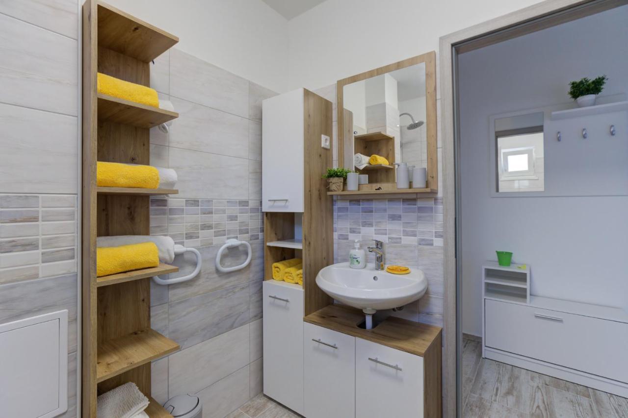 Demi Apartment Сен Екстериор снимка