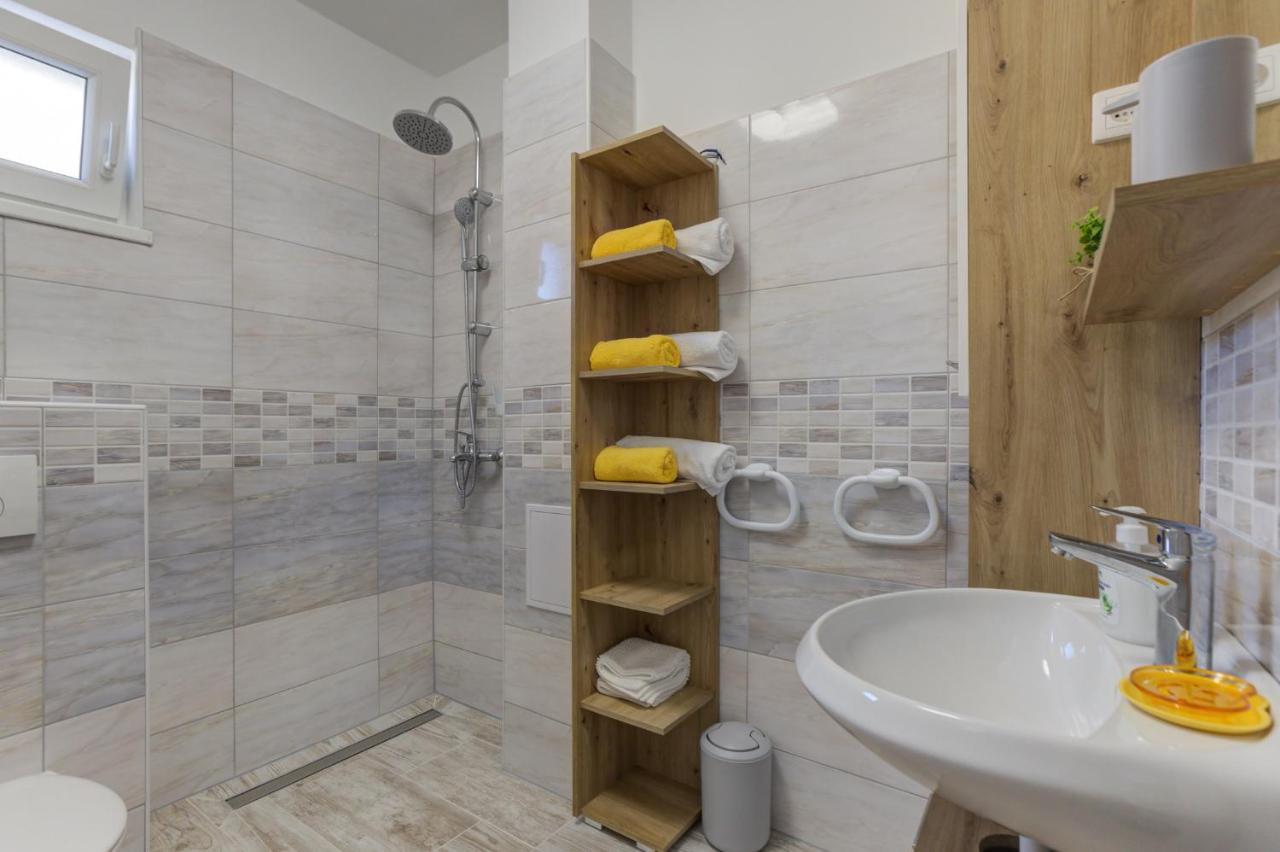 Demi Apartment Сен Екстериор снимка